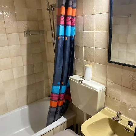 Apartamento Quarto De Solteiro Com Cama De Casal