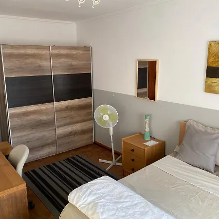 Apartamento Quarto De Solteiro Com Cama De Casal